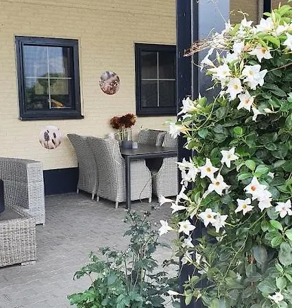 Landhuis Luxe Gastenkamer Met Living En Keuken Bij Friezen Paarden Stal Pellendijk