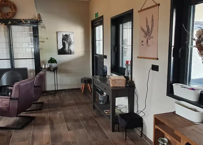 Landsted Luxe Gastenkamer Met Living En Keuken Bij Friezen Paarden Stal Pellendijk *